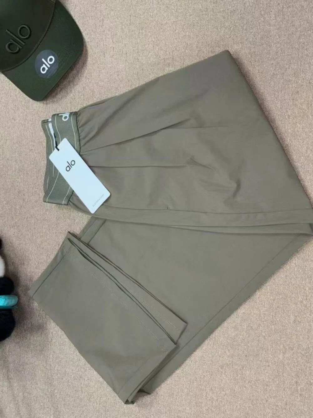 🏝Alo Yoga Suit Up Trouser olive color regular fit 30-inch inseam length 🤍